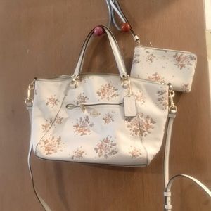 🌸Prairie satchel with Rose Bouquet Print & Corner Zip Wristlet w/Tags🌸